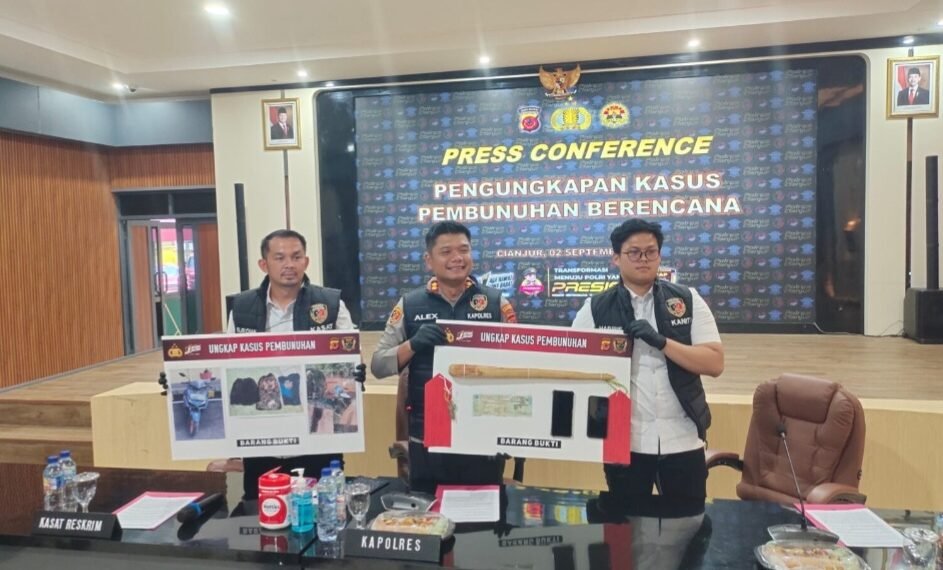 Kapolres Cianjur, AKBP A. Alexander Yurikho, menunjukan barang bukti pengungkapan kasus pria bunuh istri siri di lokasi peternakan ayam.(Foto:Istimewa).
