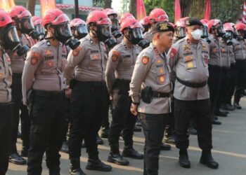 Ratusan anggota Polri disiagakan menghadapi dampak erupsi Gunung Anak Krakatau.(Foto:Istimewa/Dok.Polri).
