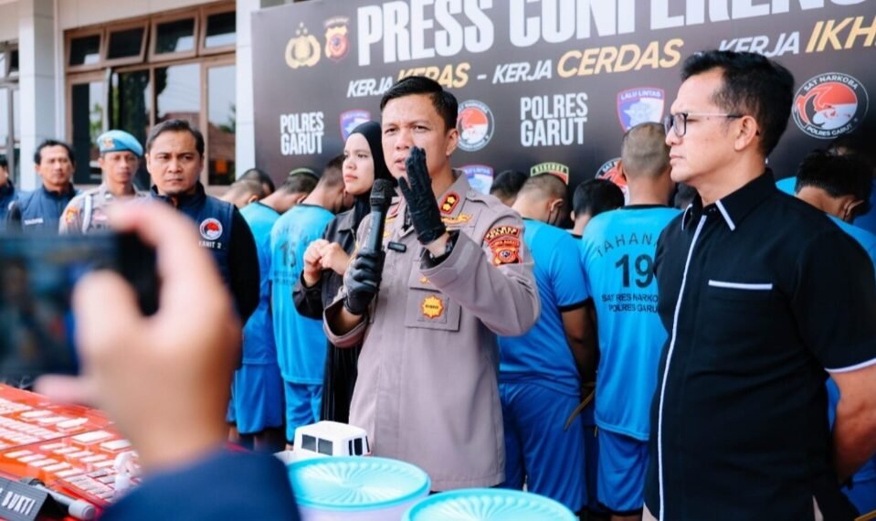 Kapolres Garut, AKBP Niko Nurullah Adi Putra, saat memberikan keterangan pers pengungkapan kasus narkoba.(Foto:Istimewa).