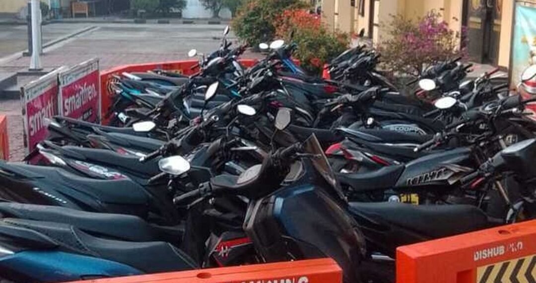 Barang bukti puluhan sepeda motor yang diamankan dari arena balapan liar di wilayah Kabupaten Bandung.(Foto:Istimewa).