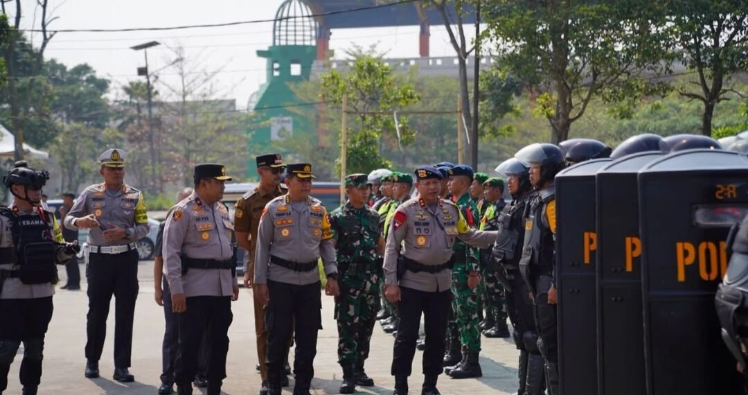 Wakil Komandan Korps Brimob Polri, Irjen Pol. Reza Arief Dewanto, cek kesiapan personel gabungan Polda Jawa Barat dalam pengamanan FIFA ASEAN Cup 2026, di Stadion Si Jalak Harupat, Kabupaten Bandung.(Foto:Humas Polda Jabar).