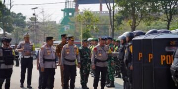 Wakil Komandan Korps Brimob Polri, Irjen Pol. Reza Arief Dewanto, cek kesiapan personel gabungan Polda Jawa Barat dalam pengamanan FIFA ASEAN Cup 2026, di Stadion Si Jalak Harupat, Kabupaten Bandung.(Foto:Humas Polda Jabar).