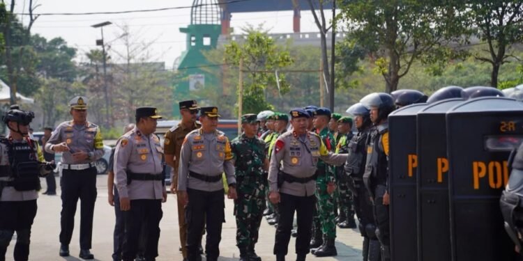 Wakil Komandan Korps Brimob Polri, Irjen Pol. Reza Arief Dewanto, cek kesiapan personel gabungan Polda Jawa Barat dalam pengamanan FIFA ASEAN Cup 2026, di Stadion Si Jalak Harupat, Kabupaten Bandung.(Foto:Humas Polda Jabar).