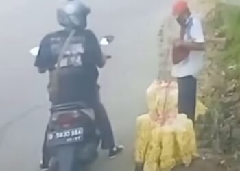 Tangkapan layar rekaman CCTV pedagang kerupuk dipalak preman di wilayah Kabupaten Bandung.(Foto:Istimewa).