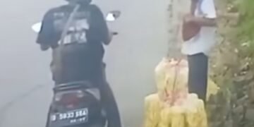 Tangkapan layar rekaman CCTV pedagang kerupuk dipalak preman di wilayah Kabupaten Bandung.(Foto:Istimewa).