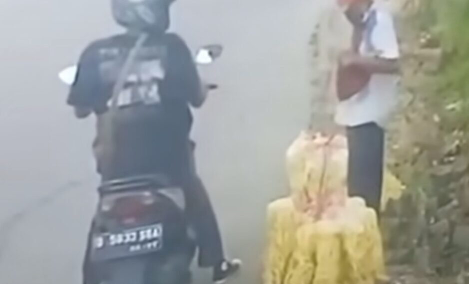 Tangkapan layar rekaman CCTV pedagang kerupuk dipalak preman di wilayah Kabupaten Bandung.(Foto:Istimewa).