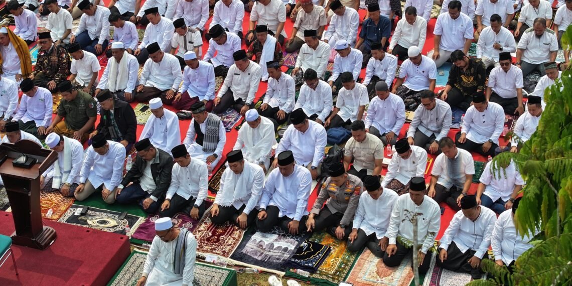 Bupati Bogor Rudy Susmanto bersama Forkopimda dan ribuan masyarakat Kabupaten Bogor melaksanakan Shalat Istisqa di Alun-Alun Tegar Beriman, Cibinong, Jumat (18/9/2026).(Foto: Diskominfo Kab Bogor)