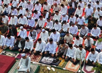 Bupati Bogor Rudy Susmanto bersama Forkopimda dan ribuan masyarakat Kabupaten Bogor melaksanakan Shalat Istisqa di Alun-Alun Tegar Beriman, Cibinong, Jumat (18/9/2026).(Foto: Diskominfo Kab Bogor)