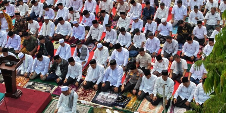 Bupati Bogor Rudy Susmanto bersama Forkopimda dan ribuan masyarakat Kabupaten Bogor melaksanakan Shalat Istisqa di Alun-Alun Tegar Beriman, Cibinong, Jumat (18/9/2026).(Foto: Diskominfo Kab Bogor)
