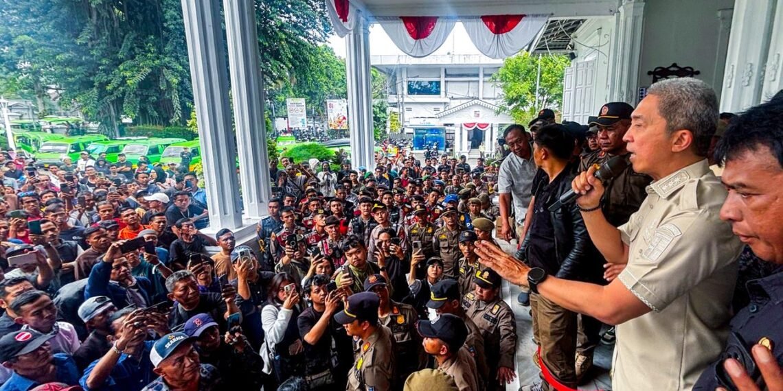 Wali Kota Bogor, Dedie A. Rachim, saat berdialog dengan perwakilan sopir angkot di Kota Bogor, Kamis (3/9/2026).(Foto: Humas Pemkot Bogor)
