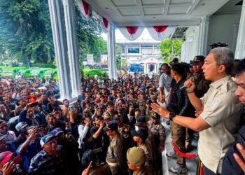 Wali Kota Bogor, Dedie A. Rachim, saat berdialog dengan perwakilan sopir angkot di Kota Bogor, Kamis (3/9/2026).(Foto: Humas Pemkot Bogor)