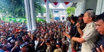 Wali Kota Bogor, Dedie A. Rachim, saat berdialog dengan perwakilan sopir angkot di Kota Bogor, Kamis (3/9/2026).(Foto: Humas Pemkot Bogor)