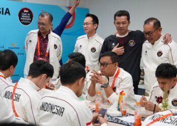 Wamenpora RI Taufik Hidayat mengunjungi Rumah Indonesia pada gelaran Asian Games 2026 di Nagoya, Jepang, Selasa (29/8). (foto: Gilang/kemenpora.go.id)