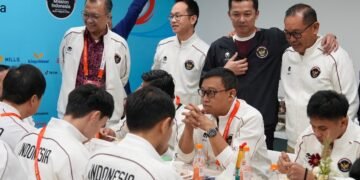 Wamenpora RI Taufik Hidayat mengunjungi Rumah Indonesia pada gelaran Asian Games 2026 di Nagoya, Jepang, Selasa (29/8). (foto: Gilang/kemenpora.go.id)