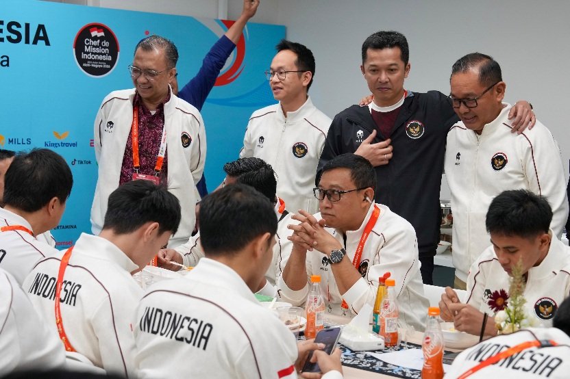 Wamenpora RI Taufik Hidayat mengunjungi Rumah Indonesia pada gelaran Asian Games 2026 di Nagoya, Jepang, Selasa (29/8). (foto: Gilang/kemenpora.go.id)