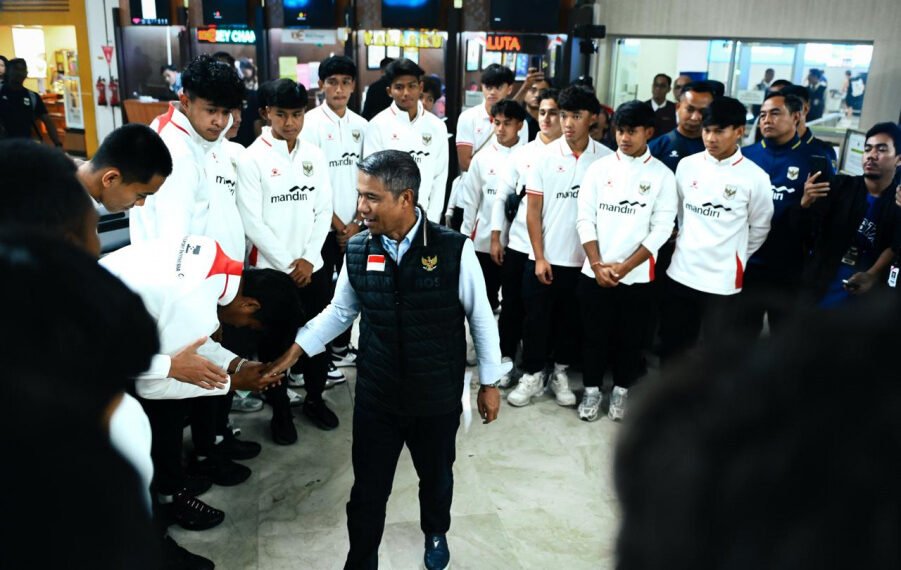 Sekjen PSSI menyambut kedatangan Timnas U-20 Indonesia.(Foto: Website PSSI)