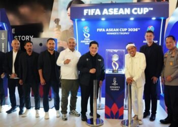 Ketua Umum (Ketum) PSSI Erick Thohir bersama Gubernur Jabar Dedi Mulyadi dan Wali Kota Bandung M Farhan melakukan reveal trofi FIFA ASEAN Cup 2026 di Paris Van Java Mall, Kamis (24/9) siang.(foto:raiky/kemenpora.go.id)