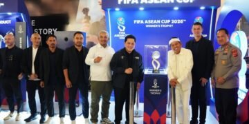 Ketua Umum (Ketum) PSSI Erick Thohir bersama Gubernur Jabar Dedi Mulyadi dan Wali Kota Bandung M Farhan melakukan reveal trofi FIFA ASEAN Cup 2026 di Paris Van Java Mall, Kamis (24/9) siang.(foto:raiky/kemenpora.go.id)