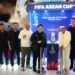 Ketua Umum (Ketum) PSSI Erick Thohir bersama Gubernur Jabar Dedi Mulyadi dan Wali Kota Bandung M Farhan melakukan reveal trofi FIFA ASEAN Cup 2026 di Paris Van Java Mall, Kamis (24/9) siang.(foto:raiky/kemenpora.go.id)