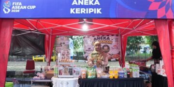 Ajang FIFA ASEAN CUP 2026 ternyata memberi dampak ekonomi untuk masyarakat. Salah satunya bagi para pelaku UMKM di daerah Stadion Si Jalak Harupat, Soreang, Jawa Barat. (foto:Herry/kemenpora.go.id)