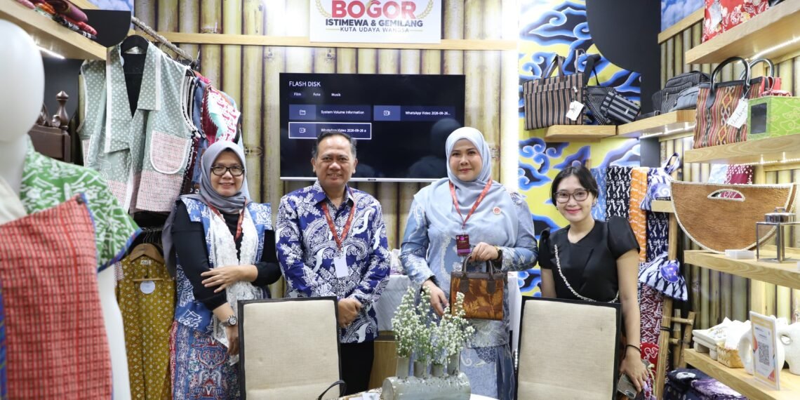 Ketua Dekranasda Kab. Bogor Eva Rudy Susmanto didampingi Kepala Dinas Koperasi dan Usaha Kecil Menengah (Diskop UKM) dan jajaran.(Foto: Humas Pemkab Bogor)