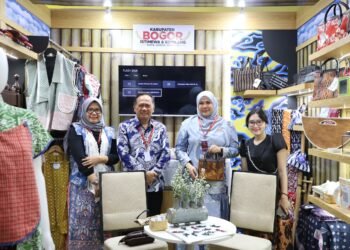 Ketua Dekranasda Kab. Bogor Eva Rudy Susmanto didampingi Kepala Dinas Koperasi dan Usaha Kecil Menengah (Diskop UKM) dan jajaran.(Foto: Humas Pemkab Bogor)
