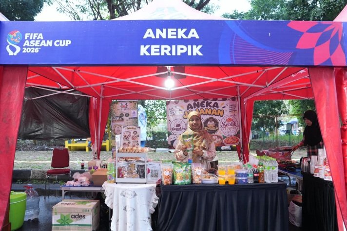 Ajang FIFA ASEAN CUP 2026 ternyata memberi dampak ekonomi untuk masyarakat. Salah satunya bagi para pelaku UMKM di daerah Stadion Si Jalak Harupat, Soreang, Jawa Barat. (foto:Herry/kemenpora.go.id)