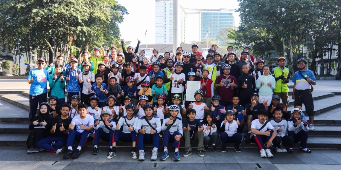 Wali Kota Bandung, Muhammad Farhan hadiri kegiatan Gerakan Nyapedah Nyakola di Balai Kota Bandung, Sabtu 5 September 2026.(Foto: Humas Pemkot Bandung)