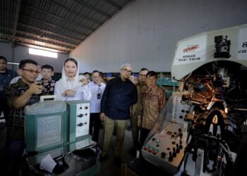 Wali Kota Bandung, Muhammad Farhan, mendampingi kunjungan kerja Wakil Menteri Perdagangan Republik Indonesia, Dyah Roro Esti Widya Putri, ke salah satu industri sepatu lokal, Fortuna Shoes, di Jalan Soekarno-Hatta, Senin 14 September 2026.(Foto: Humas Pemkot Bandung)