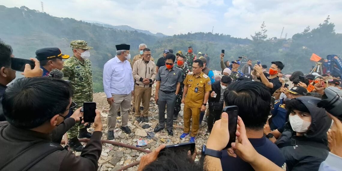 Wali Kota Bandung, Muhammad Farhan di area kebakaran lahan yang terjadi di RT 001 RW 010 Kelurahan Ciumbuleuit, Kecamatan Cidadap, Selasa 15 September 2026.(Foto: Humas Pemkot Bandung)