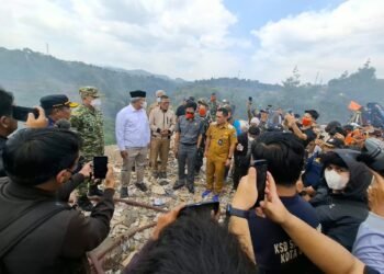 Wali Kota Bandung, Muhammad Farhan di area kebakaran lahan yang terjadi di RT 001 RW 010 Kelurahan Ciumbuleuit, Kecamatan Cidadap, Selasa 15 September 2026.(Foto: Humas Pemkot Bandung)