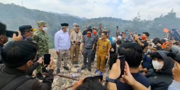 Wali Kota Bandung, Muhammad Farhan di area kebakaran lahan yang terjadi di RT 001 RW 010 Kelurahan Ciumbuleuit, Kecamatan Cidadap, Selasa 15 September 2026.(Foto: Humas Pemkot Bandung)