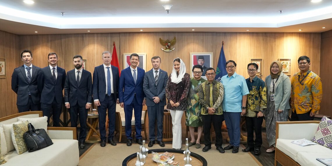 Wakil Menteri Perdagangan Republik Indonesia, Dyah Roro Esti menerima Perwakilan Dagang Federasi Rusia di Indonesia, Alexander Masaltsev di Kantor Kementerian Perdagangan, Jakarta, Selasa (8 Sep). Pertemuan tersebut membahas peluang penguatan hubungan perdagangan dan kerja sama ekonomi antara Indonesia dan Rusia.(Foto: Humas Kemendag)