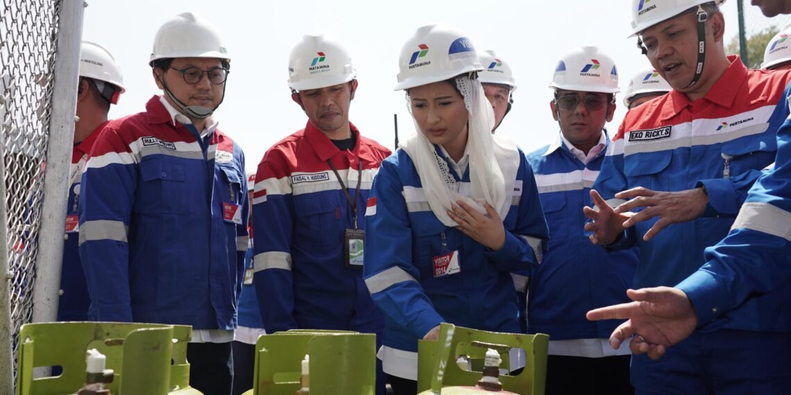 Wakil Menteri Perdagangan, Dyah Roro Esti Meninjau Stasiun Pengisian Bulk Elpiji (SPBE) PT Pertamina Trading & Services di Padalarang, Senin 14 September 2026.(Foto: Dok. Humas Kemendag)