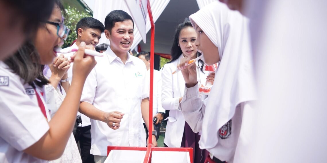 Wakil Menteri Kesehatan Prof. Dante Saksono Harbuwono di acara Kick-off Bulan Kesehatan Gigi Nasional (BKGN) 2026 di SDN Menteng 01, Jakarta, Kamis (17/9/2026).(Foto: Humas Kemenkes)