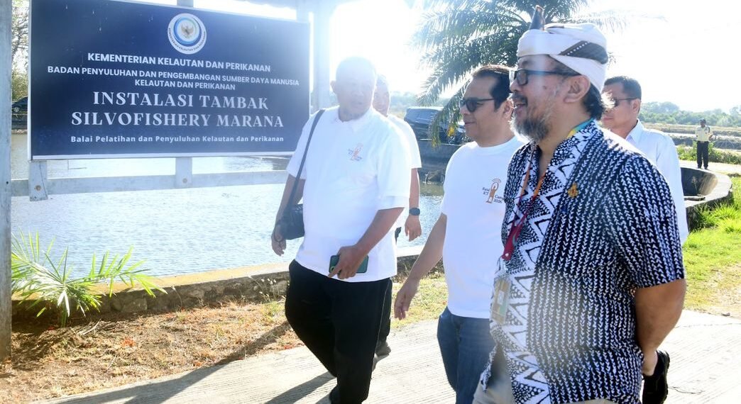 Wakil Menteri Komunikasi dan Digital Nezar Patria di acara Rural ICT Camp 2026 di Unit Instalasi Tambak Silvofishery Marannu, Kabupaten Maros, Sulawesi Selatan, Senin (14/09/2026).(Foto: Humas Komdigi)