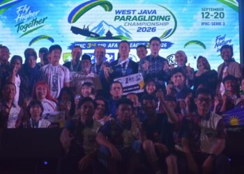 Wakil Bupati Sumedang M. Fajar Aldila berfoto bersama para pemenang West Java Paragliding Championships 2026 di Pendopo Pusat Pemerintahan Sumedang (PPS), Minggu malam (20/9/2026).(Foto: Diskominfo Kab. Sumedang)