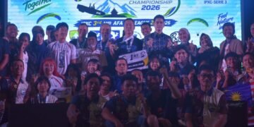 Wakil Bupati Sumedang M. Fajar Aldila berfoto bersama para pemenang West Java Paragliding Championships 2026 di Pendopo Pusat Pemerintahan Sumedang (PPS), Minggu malam (20/9/2026).(Foto: Diskominfo Kab. Sumedang)