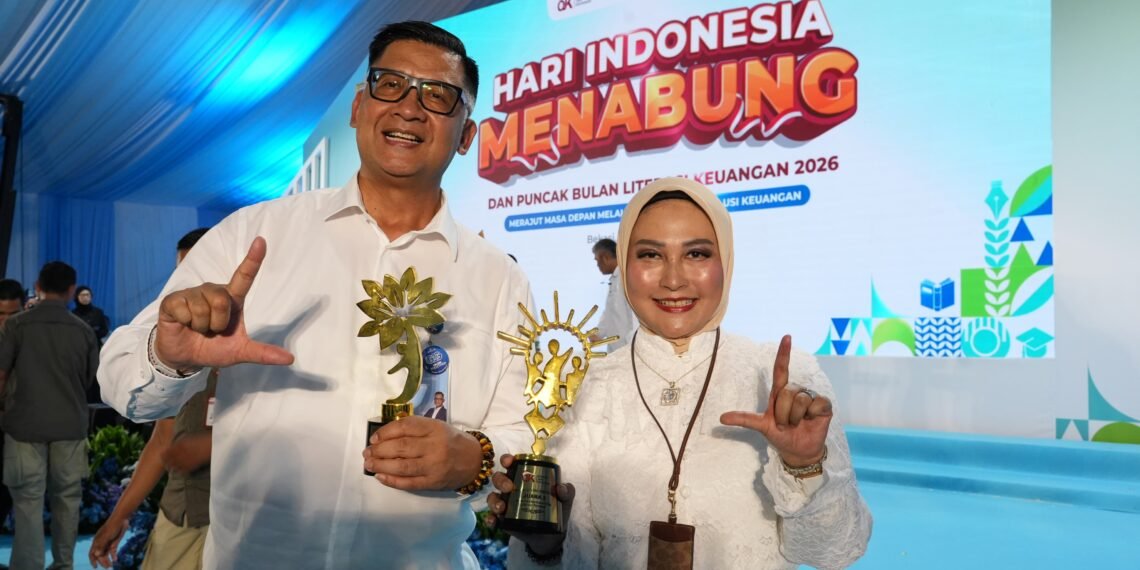 Pada Puncak Hari Indonesia Menabung (HIM) Nasional 2026 yang berlangsung di Sekolah Rakyat Menengah Atas 13 Bekasi, bank bjb menerima dua penghargaan dari Otoritas Jasa Keuangan (OJK). bank bjb menerima penghargaan dalam kategori Bank Teraktif Pelaksanaan Bank Goes to School (BGTS) serta penghargaan terkait Pembentukan Program OJK PEDULI Termasif.(Foto: Humas bank bjb)