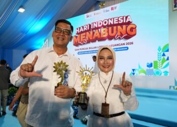 Pada Puncak Hari Indonesia Menabung (HIM) Nasional 2026 yang berlangsung di Sekolah Rakyat Menengah Atas 13 Bekasi, bank bjb menerima dua penghargaan dari Otoritas Jasa Keuangan (OJK). bank bjb menerima penghargaan dalam kategori Bank Teraktif Pelaksanaan Bank Goes to School (BGTS) serta penghargaan terkait Pembentukan Program OJK PEDULI Termasif.(Foto: Humas bank bjb)