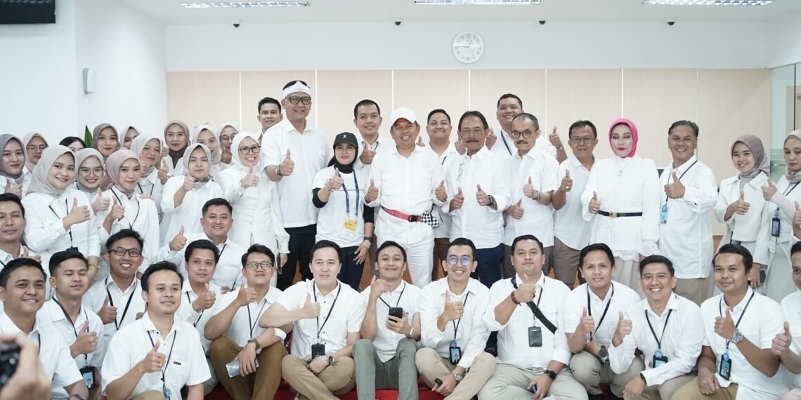 Gubernur Jawa Barat Dedi Mulyadi dan Direktur Utama bank bjb Ayi Subarna beserta jajaran saat peresmian Kantor Cabang Pangandaran.(Foto: Humas bank bjb)