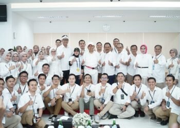 Gubernur Jawa Barat Dedi Mulyadi dan Direktur Utama bank bjb Ayi Subarna beserta jajaran saat peresmian Kantor Cabang Pangandaran.(Foto: Humas bank bjb)