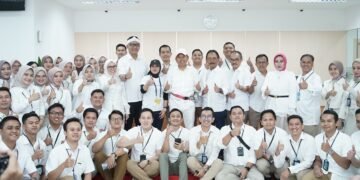 Gubernur Jawa Barat Dedi Mulyadi dan Direktur Utama bank bjb Ayi Subarna beserta jajaran saat peresmian Kantor Cabang Pangandaran.(Foto: Humas bank bjb)