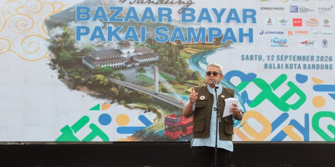 Wali Kota Bandung Muhammad Farhan memberikan sambutan di Bazar Great Bandung, bayar pakai sampah.(Foto: Humas Pemkot Bandung)