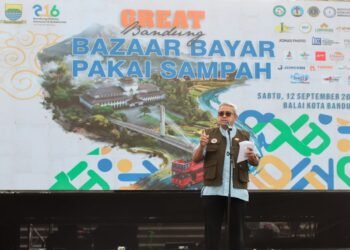 Wali Kota Bandung Muhammad Farhan memberikan sambutan di Bazar Great Bandung, bayar pakai sampah.(Foto: Humas Pemkot Bandung)