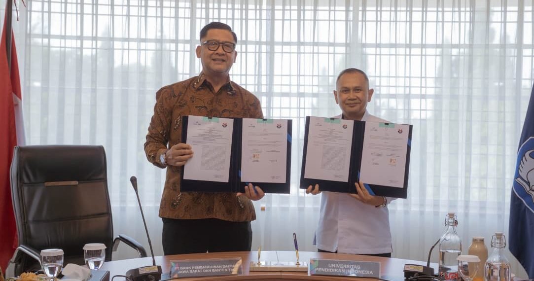 Direktur Utama bank bjb Ayi Subarna (kiri) dan Wakil Rektor bidang Penelitian, Pengabdian, dan Kemitraan UPI Prof. Dr. Agus Setiabudi.(Foto: Website bank bjb)