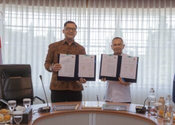 Direktur Utama bank bjb Ayi Subarna (kiri) dan Wakil Rektor bidang Penelitian, Pengabdian, dan Kemitraan UPI Prof. Dr. Agus Setiabudi.(Foto: Website bank bjb)