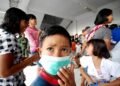 Mencegah flu menular gunakan masker.(Foto: Humas Kemenkes)