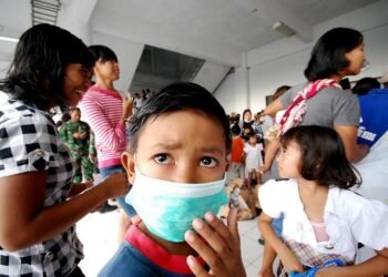 Mencegah flu menular gunakan masker.(Foto: Humas Kemenkes)