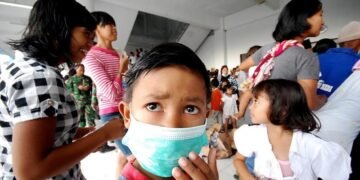 Mencegah flu menular gunakan masker.(Foto: Humas Kemenkes)